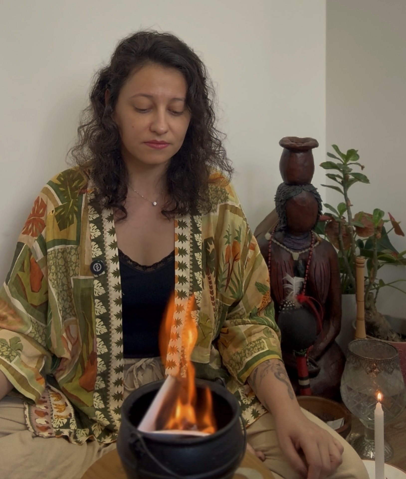 Carol Lana diante do caldeirão aceso, em ritual